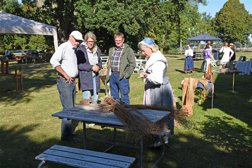 Marianne i Visingsödräkt visade linets väg från åker …